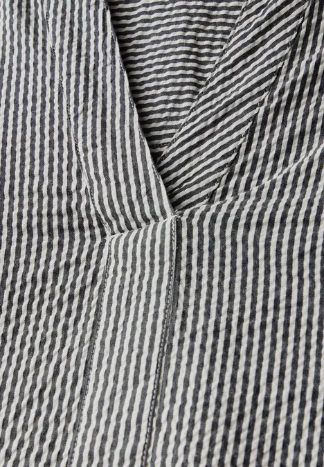 Nahaufnahme eines Stoffes mit schwarzen und weißen Streifen.